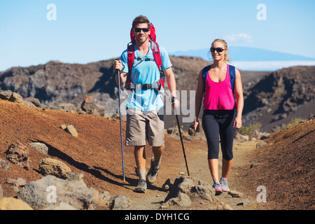 Wanderer genießen Fuß auf erstaunliche Bergweg. Backpacking in Haleakala Vulkan, unglaubliche Aussicht. Paar trekking. Stockfoto