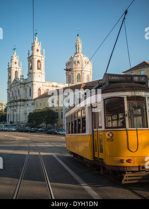 Tram 28 in der Nähe von Estrela Basilika Stockfoto