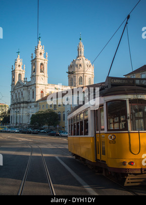 Tram 28 in der Nähe von Estrela Basilika Stockfoto