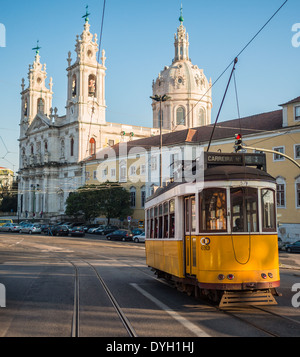 Tram 28 in der Nähe von Estrela Basilika Stockfoto