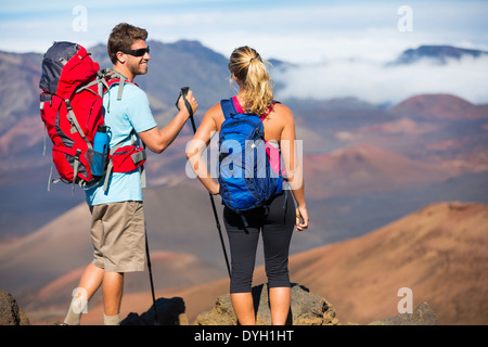 Zwei Wanderer, entspannen, genießen Sie die erstaunliche Blick vom Gipfel Berges. Blick auf den Vulkankrater. Stockfoto