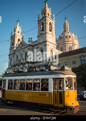 Tram 28 in der Nähe von Estrela Basilika Stockfoto