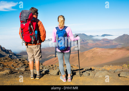 Zwei Wanderer, entspannen, genießen Sie die erstaunliche Blick vom Gipfel Berges. Blick auf den Vulkankrater. Stockfoto