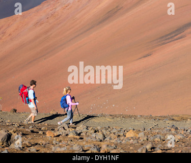 Wanderer genießen Fuß auf erstaunliche Bergweg. Backpacking in Haleakala Vulkan, unglaubliche Aussicht. Paar trekking. Stockfoto