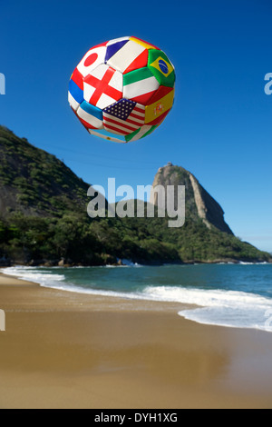 Internationaler Fußball Fußball schweben in den Himmel über dem Zuckerhut Rio De Janeiro Brasilien Stockfoto