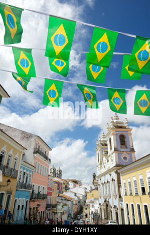 Brasilianische Flagge Bunting flattern über Altstadt Zentrum Kolonialarchitektur der Pelourinho Salvador da Bahia Brasilien Stockfoto