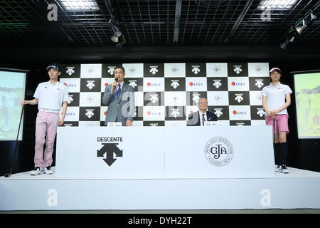 (L-R) Masatoshi Ishimoto, Takayuki Anzai, 17. April 2014: Eine Pressekonferenz über japanische Sportmarke DESCENTE in Tokio, Japan. DESCENTE machte ein offizieller Ausstatter-Abkommen mit Japan Golf Association (JGA) und begann ihre neue Marke "DESCENTE GOLF". Bildnachweis: Yohei Osada/AFLO SPORT/Alamy Live-Nachrichten Stockfoto