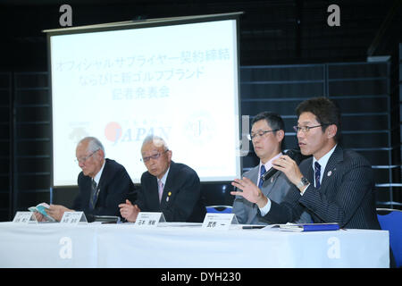 (L-R) Takayuki Anzai, Keiji Nagata, Masatoshi Ishimoto, Hajime Takechi, 17. April 2014: Eine Pressekonferenz über japanische Sportmarke DESCENTE in Tokio, Japan. DESCENTE machte ein offizieller Ausstatter-Abkommen mit Japan Golf Association (JGA) und begann ihre neue Marke "DESCENTE GOLF". Bildnachweis: Yohei Osada/AFLO SPORT/Alamy Live-Nachrichten Stockfoto