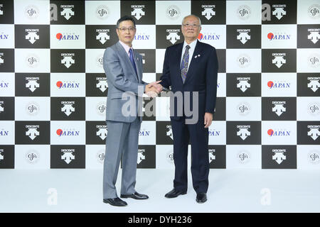 (L-R) Masatoshi Ishimoto, Takayuki Anzai, 17. April 2014: Eine Pressekonferenz über japanische Sportmarke DESCENTE in Tokio, Japan. DESCENTE machte ein offizieller Ausstatter-Abkommen mit Japan Golf Association (JGA) und begann ihre neue Marke "DESCENTE GOLF". Bildnachweis: Yohei Osada/AFLO SPORT/Alamy Live-Nachrichten Stockfoto