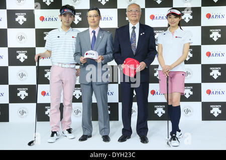 (L-R) Masatoshi Ishimoto, Takayuki Anzai, 17. April 2014: Eine Pressekonferenz über japanische Sportmarke DESCENTE in Tokio, Japan. DESCENTE machte ein offizieller Ausstatter-Abkommen mit Japan Golf Association (JGA) und begann ihre neue Marke "DESCENTE GOLF". Bildnachweis: Yohei Osada/AFLO SPORT/Alamy Live-Nachrichten Stockfoto