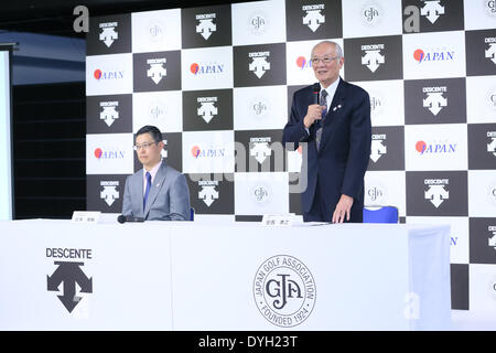 (L-R) Masatoshi Ishimoto, Takayuki Anzai, 17. April 2014: Eine Pressekonferenz über japanische Sportmarke DESCENTE in Tokio, Japan. DESCENTE machte ein offizieller Ausstatter-Abkommen mit Japan Golf Association (JGA) und begann ihre neue Marke "DESCENTE GOLF". Bildnachweis: Yohei Osada/AFLO SPORT/Alamy Live-Nachrichten Stockfoto