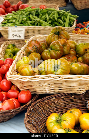 Erbe-Tomaten auf einem Bauernmarkt stehen in Bend, Oregon Stockfoto