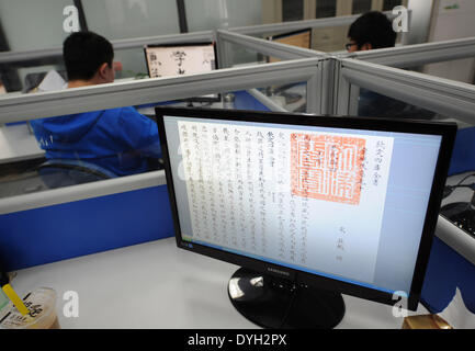 (140418)--YANGZHOU, 18. April 2014 (Xinhua)--Techniker behandeln die raw-Daten von einem klassischen chinesischen Buch, "Siku Quanshu" oder die "vollständige Bibliothek der vier Zweige der Literatur," in Yangzhou, der ostchinesischen Provinz Jiangsu, 16. April 2014. Die Wiedergabe von "Siku Quanshu" wird auf dem Display in der Wanfo-Gebäude am Tianning Tempel von Yangzhou ab 18. April sein. Zusammenstellung von "Siku Quanshu," unter der Herrschaft des Kaisers Qianlong (1736-1795) in der Qing Dynastie (1644-1911) ins Leben gerufen und organisiert von der literarischen Kaiser selbst, dauerte 15 Jahre in Anspruch. Die Yangzhou-Kopie Stockfoto