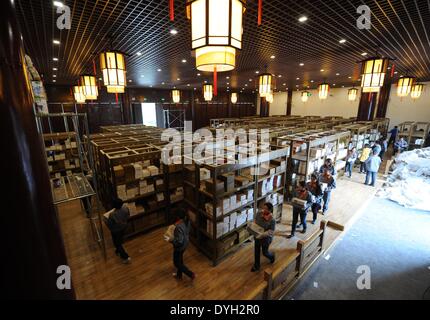 (140418)--YANGZHOU, 18. April 2014 (Xinhua)--Arbeitnehmer Regeln das Duplikat ein klassisches chinesisches Buch, "Siku Quanshu" oder die "vollständige Bibliothek der vier Zweige der Literatur," in dem Wanfo-Gebäude am Tianning Tempel von Yangzhou in der ostchinesischen Provinz Jiangsu, 16. April 2014. Die Wiedergabe wird ab 18. April kostenlos öffentlich zugänglich sein. Zusammenstellung von "Siku Quanshu," unter der Herrschaft des Kaisers Qianlong (1736-1795) in der Qing Dynastie (1644-1911) ins Leben gerufen und organisiert von der literarischen Kaiser selbst, dauerte 15 Jahre in Anspruch. Die Yangzhou Kopie des Meisters Stockfoto