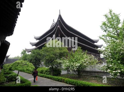 (140418)--YANGZHOU, 18. April 2014 (Xinhua)--eine alte Frau geht vorbei an der Wanfo-Gebäude am Tianning Tempel von Yangzhou, der ostchinesischen Provinz Jiangsu, 16. April 2014. Das Duplikat eines klassischen chinesischen Buches "Siku Quanshu" oder die "vollständige Bibliothek der vier Zweige der Literatur" werden der Öffentlichkeit kostenlos zur Verfügung in dem Wanfo-Gebäude ab 18. April geöffnet. Zusammenstellung von "Siku Quanshu," unter der Herrschaft des Kaisers Qianlong (1736-1795) in der Qing Dynastie (1644-1911) ins Leben gerufen und organisiert von der literarischen Kaiser selbst, dauerte 15 Jahre in Anspruch. Die Yangzhou-Kopie der Stockfoto