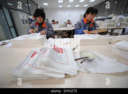 (140418)--YANGZHOU, 18. April 2014 (Xinhua)--Arbeiter machen das Duplikat ein klassisches chinesisches Buch, "Siku Quanshu" oder die "vollständige Bibliothek der vier Zweige der Literatur" in Yangzhou, der ostchinesischen Provinz Jiangsu, 16. April 2014. Die Wiedergabe von "Siku Quanshu" wird auf dem Display in der Wanfo-Gebäude am Tianning Tempel von Yangzhou ab 18. April sein. Zusammenstellung von "Siku Quanshu," unter der Herrschaft des Kaisers Qianlong (1736-1795) in der Qing Dynastie (1644-1911) ins Leben gerufen und organisiert von der literarischen Kaiser selbst, dauerte 15 Jahre in Anspruch. Die Yangzhou Kopie des t Stockfoto