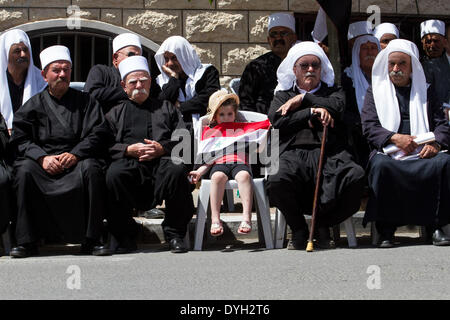 Golan-Höhen. 17. April 2014. Mitglieder der Druze Gemeinschaft besuchen eine Rallye Markierung Syriens Unabhängigkeitstag in Drusen Dorf von Majdal Shams auf den Golan-Höhen, am 17. April 2014. Hunderte von Mitgliedern der Druze Gemeinschaft nahmen an der Kundgebung am Donnerstag, Tag der Unabhängigkeit Syriens zu markieren. Israel die Golanhöhen in einem Krieg von 1967 erfasst und dann im Anhang der strategischen Gebiet mit Blick auf Nordisrael 1981. Bildnachweis: JINI/Xinhua/Alamy Live-Nachrichten Stockfoto
