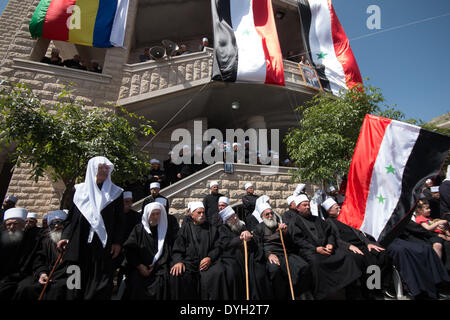 Golan-Höhen. 17. April 2014. Mitglieder der Druze Gemeinschaft besuchen eine Rallye Markierung Syriens Unabhängigkeitstag in Drusen Dorf von Majdal Shams auf den Golan-Höhen, am 17. April 2014. Hunderte von Mitgliedern der Druze Gemeinschaft nahmen an der Kundgebung am Donnerstag, Tag der Unabhängigkeit Syriens zu markieren. Israel die Golanhöhen in einem Krieg von 1967 erfasst und dann im Anhang der strategischen Gebiet mit Blick auf Nordisrael 1981. Bildnachweis: JINI/Xinhua/Alamy Live-Nachrichten Stockfoto