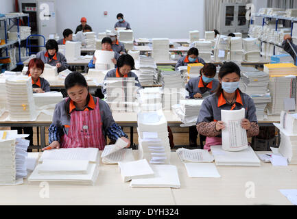 (140418)--YANGZHOU, 18. April 2014 (Xinhua)--Arbeitskräfte binden das Duplikat ein klassisches chinesisches Buch, "Siku Quanshu" oder die "vollständige Bibliothek der vier Zweige der Literatur," in Yangzhou, der ostchinesischen Provinz Jiangsu, 16. April 2014. Die Wiedergabe von "Siku Quanshu" wird auf dem Display in der Wanfo-Gebäude am Tianning Tempel von Yangzhou ab 18. April sein. Zusammenstellung von "Siku Quanshu," unter der Herrschaft des Kaisers Qianlong (1736-1795) in der Qing Dynastie (1644-1911) ins Leben gerufen und organisiert von der literarischen Kaiser selbst, dauerte 15 Jahre in Anspruch. Die Yangzhou Kopie des t Stockfoto