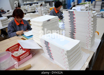 (140418)--YANGZHOU, 18. April 2014 (Xinhua)--Arbeiter machen das Duplikat ein klassisches chinesisches Buch, "Siku Quanshu" oder die "vollständige Bibliothek der vier Zweige der Literatur" in Yangzhou, der ostchinesischen Provinz Jiangsu, 16. April 2014. Die Wiedergabe von "Siku Quanshu" wird auf dem Display in der Wanfo-Gebäude am Tianning Tempel von Yangzhou ab 18. April sein. Zusammenstellung von "Siku Quanshu," unter der Herrschaft des Kaisers Qianlong (1736-1795) in der Qing Dynastie (1644-1911) ins Leben gerufen und organisiert von der literarischen Kaiser selbst, dauerte 15 Jahre in Anspruch. Die Yangzhou Kopie des t Stockfoto