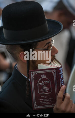 (140418)--JERUSALEM, 18. April 2014 (Xinhua)--ein orthodoxer Jude betet an der Klagemauer in der Altstadt von Jerusalem, am 17. April 2014. Pascha ist ein wichtiger biblisch abgeleitet jüdischen-Festival feierte in diesem Jahr vom 14. April bis 21. April. Das jüdische Volk feiern Pessach als eine Erinnerung an ihre Befreiung mehr als 3.300 Jahren von Gott aus der Sklaverei im alten Ägypten, die von den Pharaonen regiert wurde, und ihre Freiheit als eine Nation unter der Führung des Mose. Es erinnert an die Geschichte des Exodus, wie beschrieben in der hebräischen Bibel vor allem in dem Buch Exodus, in denen der Isra Stockfoto