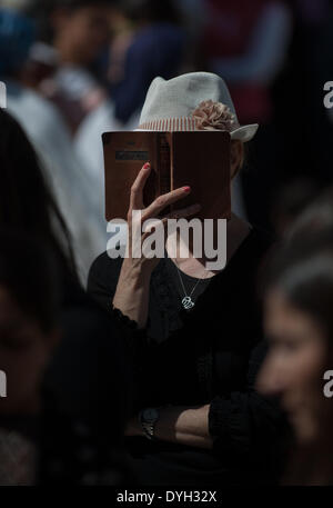 (140418)--JERUSALEM, 18. April 2014 (Xinhua)--eine jüdische Frau betet an der Klagemauer in der Altstadt von Jerusalem, am 17. April 2014. Pascha ist ein wichtiger biblisch abgeleitet jüdischen-Festival feierte in diesem Jahr vom 14. April bis 21. April. Das jüdische Volk feiern Pessach als eine Erinnerung an ihre Befreiung mehr als 3.300 Jahren von Gott aus der Sklaverei im alten Ägypten, die von den Pharaonen regiert wurde, und ihre Freiheit als eine Nation unter der Führung des Mose. Es erinnert an die Geschichte des Exodus, wie beschrieben in der hebräischen Bibel vor allem in dem Buch Exodus, in denen das Frühjahr Stockfoto