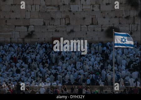 (140418)--JERUSALEM, 18. April 2014 (Xinhua)--Juden betet an der Klagemauer in der Jerusalemer Altstadt, am 17. April 2014. Pascha ist ein wichtiger biblisch abgeleitet jüdischen-Festival feierte in diesem Jahr vom 14. April bis 21. April. Das jüdische Volk feiern Pessach als eine Erinnerung an ihre Befreiung mehr als 3.300 Jahren von Gott aus der Sklaverei im alten Ägypten, die von den Pharaonen regiert wurde, und ihre Freiheit als eine Nation unter der Führung des Mose. Es erinnert an die Geschichte des Exodus beschrieben in der hebräischen Bibel vor allem im Buch Exodus, in denen die Israeliten waren Stockfoto