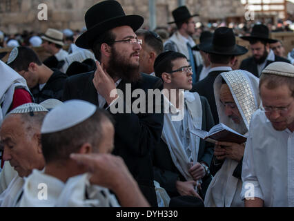 (140418)--JERUSALEM, 18. April 2014 (Xinhua)--Juden betet an der Klagemauer in der Jerusalemer Altstadt, am 17. April 2014. Pascha ist ein wichtiger biblisch abgeleitet jüdischen-Festival feierte in diesem Jahr vom 14. April bis 21. April. Das jüdische Volk feiern Pessach als eine Erinnerung an ihre Befreiung mehr als 3.300 Jahren von Gott aus der Sklaverei im alten Ägypten, die von den Pharaonen regiert wurde, und ihre Freiheit als eine Nation unter der Führung des Mose. Es erinnert an die Geschichte des Exodus beschrieben in der hebräischen Bibel vor allem im Buch Exodus, in denen die Israeliten waren Stockfoto