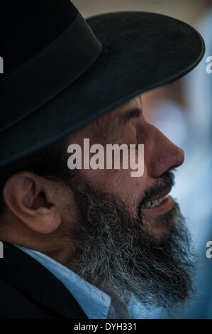 (140418)--JERUSALEM, 18. April 2014 (Xinhua)--ein orthodoxer Jude betet an der Klagemauer in der Altstadt von Jerusalem, am 17. April 2014. Pascha ist ein wichtiger biblisch abgeleitet jüdischen-Festival feierte in diesem Jahr vom 14. April bis 21. April. Das jüdische Volk feiern Pessach als eine Erinnerung an ihre Befreiung mehr als 3.300 Jahren von Gott aus der Sklaverei im alten Ägypten, die von den Pharaonen regiert wurde, und ihre Freiheit als eine Nation unter der Führung des Mose. Es erinnert an die Geschichte des Exodus, wie beschrieben in der hebräischen Bibel vor allem in dem Buch Exodus, in denen der Isra Stockfoto