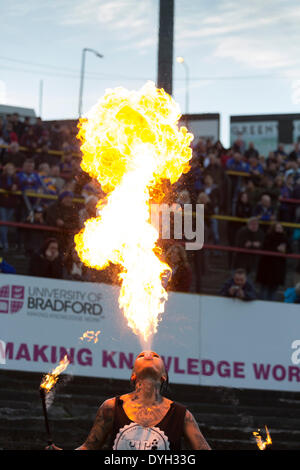 Bradford, UK. 17. April 2014. Weibliche Feuerschlucker unterhalten das Publikum vor dem Super-League-Spiel zwischen Bradford Stiere und Leeds Rhinos aus Odsal Stadion. Bildnachweis: Aktion Plus Sport/Alamy Live-Nachrichten Stockfoto