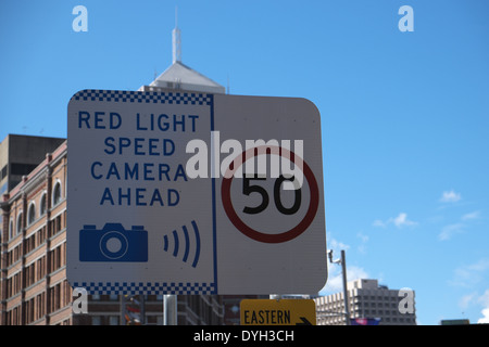 Rotlicht-Blitzer und Beratung von 50km/h Höchstgeschwindigkeit in Lee street, Sydney, Nsw, Australien Stockfoto