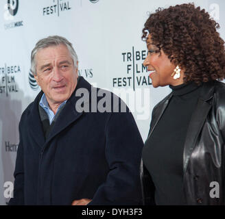 New York, NY, USA - 16. April 2014: Robert De Niro und Grace Hightower der 2014 Tribeca Film Festival Opening Night-Premiere von "Zeit ist Illmatic" The Beacon Theatre, Manhattan Credit besuchen: Sam Aronov/Alamy Live News Stockfoto