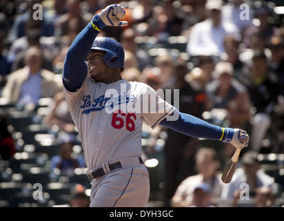 San Francisco, Kalifornien, USA. 17. April 2014. Los Angeles Dodgers Hitter Yasiel Puig (66) schwingt und vermisst in einer Tonhöhe im ersten Inning auf Donnerstag, 17. April 2014 in dort Spiel gegen die San Francisco Giants im AT&T Park in San Francisco, Kalifornien-Credit: Jose Luis Villegas/Sacramento Bee/ZUMAPRESS.com/Alamy Live News Stockfoto