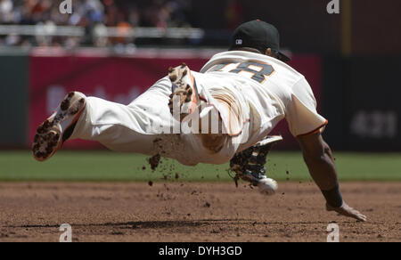 San Francisco, Kalifornien, USA. 17. April 2014. San Francisco Giants dritte Baseman Pablo Sandoval ist nicht in der Lage zu kommen mit der Boden-Ball von Los Angeles Dodgers Hitter Juan Uribe, das ein Infield hit im zweiten Inning auf Donnerstag, 17. April 2014 in San Francisco, Kalifornien Credit ging getroffen: Jose Luis Villegas/Sacramento Bee/ZUMAPRESS.com/Alamy Live News Stockfoto