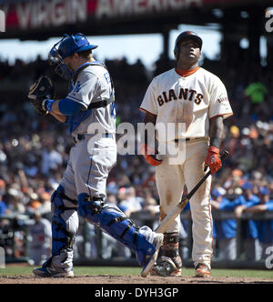 San Francisco, Kalifornien, USA. 17. April 2014. San Francisco Giants Teig Pablo Sandoval reagiert nach rief auf Streiks im achten Inning mit Los Angeles Schwindler Catcher Tim Federowicz den Ball auf Donnerstag, 17. April 2014 in San Francisco, Kalifornien-Credit Kupplungen: Jose Luis Villegas/Sacramento Bee/ZUMAPRESS.com/Alamy Live News Stockfoto
