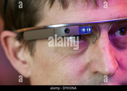 Washington DC, USA. 17. April 2014. Eine Person trägt Google Glass besucht eine wirtschaftliche Club of Washington-Veranstaltung in der Innenstadt von Washington, DC am 17. April 2014. Bildnachweis: Kristoffer Tripplaar/Alamy Live-Nachrichten Stockfoto