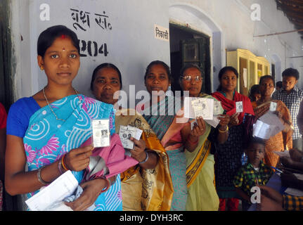 Ranchi. 17. April 2014. Wähler warten, während Indiens Parlamentswahlen in einem Wahllokal in Ranchi 17. April 2014 Stimmzettel abzugeben. © Stringer/Xinhua/Alamy Live-Nachrichten Stockfoto