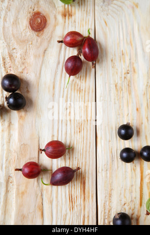 Beeren auf den Brettern, Ansicht von oben Stockfoto