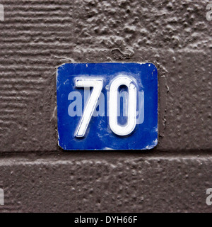Haus Nr. 70. Weißer Schrift in eine Metallplatte eingeprägt. Stockfoto