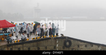 Jindo, Südkorea. 18. April 2014. Angehörige von fehlenden Passagiere an Bord des versunkenen Schiffes "Sewol" warten Rettung Nachrichten in Jindo, Südkorea, 18. April 2014. Südkoreanischen Küstenwache und Marine Taucher gelang es Freitag bei der Eingabe in den Rumpf des gesunkenen Fähre, zwei Tage nach dem Schiff mit 475 Personen, meist Gymnasiasten, kenterte südwestlichen Küste des Landes. 28 Personen bestätigten Toten und 268 anderen immer noch fehlt. Die Zahl der den geretteten blieb unverändert bei 179. Bildnachweis: Yao Qilin/Xinhua/Alamy Live-Nachrichten Stockfoto