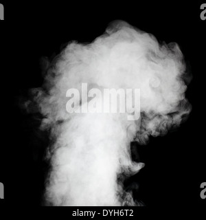 Echter weißer Dampf auf sichtbaren Tröpfchen auf schwarzem Hintergrund isoliert. Stockfoto