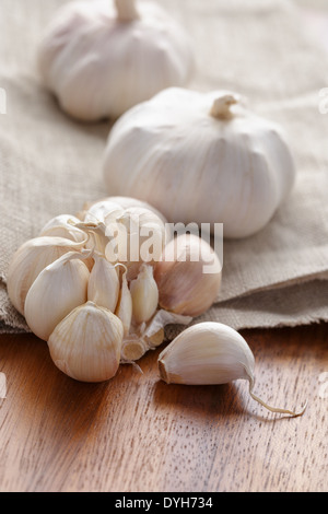 Knoblauch auf Sack Serviette, rustikalen Stil Stockfoto