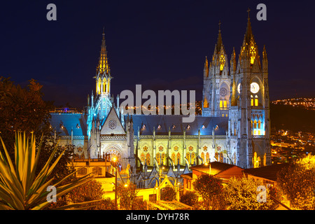 Basilika der nationalen Abstimmung durch die Nacht Quito Ecuador Stockfoto