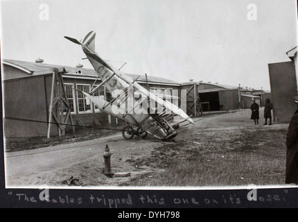 Dieses Foto aus Album 19 in der Dorsey Collection zeigt eine Curtiss JN-4 Jenny, eines der legendärsten Flugzeuge des Ersten Weltkriegs. Es wurde hauptsächlich für Training und Aufklärung während des Krieges verwendet und spielte eine entscheidende Rolle bei der Gestaltung der frühen militärischen Luftfahrt. Stockfoto