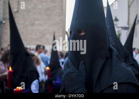 Sevilla, Spanien. 13. April 2014. '' Nazareno'' der Bruderschaft namens '' San Bernardo'' während der Parade zur Kathedrale Heiligen mittwochs. Sevilla, Spanien, 16 April, 2014.Photo: Daniel Gonzalez Acuna/NurPhoto © Daniel Gonzalez Acuna/NurPhoto/ZUMAPRESS.com/Alamy Live-Nachrichten Stockfoto