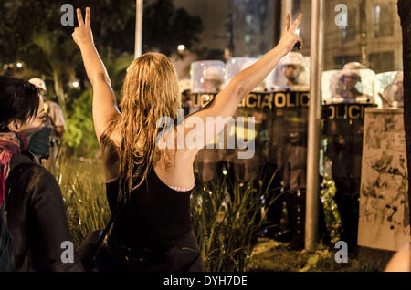 Sao Paolo, Brasilien. 15. April 2014. Sao Paulo 15.04.2014 - einem sehr regnerischen Abend, um 500-1000 Menschen verbinden die 5. Demonstration in Sao Paulo, Brasil, gegen den World Cup, diesein, konzentrierte sich auf die öffentliche Gesundheit. Im Jahr 2013 rechtfertigen ehemaliger Fußballspieler Ronaldo Nazario sagte '' eine WM nicht der Krankenhäuser erfolgt '', die Kosten von fast 10 Milliarden in Stadien (EURO) und Einrichtungen für die Veranstaltung. Am Ende der Demonstration eine Bank-Agentur wurde angegriffen und seine Fenster kaputt. 54 Personen wurden festgenommen, und 4 wird strafrechtlich verfolgt. (Foto von Gustavo Basso/NurPhoto) (Kredit-Bild: © G Stockfoto