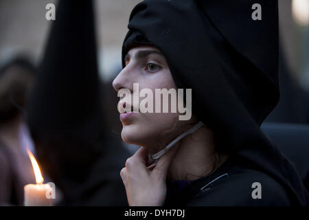 Sevilla, Spanien. 13. April 2014. '' Nazareno'' der Bruderschaft namens '' San Bernardo'' während der Parade zur Kathedrale Heiligen mittwochs. Sevilla, Spanien, 16 April, 2014.Photo: Daniel Gonzalez Acuna/NurPhoto © Daniel Gonzalez Acuna/NurPhoto/ZUMAPRESS.com/Alamy Live-Nachrichten Stockfoto