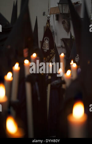 Sevilla, Spanien. 13. April 2014. Bruderschaft namens '' San Bernardo'' während der Parade zur Kathedrale Heiligen mittwochs. Sevilla, Spanien, 16 April, 2014.Photo: Daniel Gonzalez Acuna/NurPhoto © Daniel Gonzalez Acuna/NurPhoto/ZUMAPRESS.com/Alamy Live-Nachrichten Stockfoto