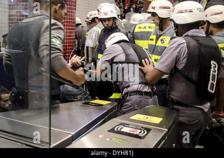 Sao Paolo, Brasilien. 15. April 2014. Sao Paulo 15.04.2014 - einem sehr regnerischen Abend, um 500-1000 Menschen verbinden die 5. Demonstration in Sao Paulo, Brasil, gegen den World Cup, diesein, konzentrierte sich auf die öffentliche Gesundheit. Im Jahr 2013 rechtfertigen ehemaliger Fußballspieler Ronaldo Nazario sagte '' eine WM nicht der Krankenhäuser erfolgt '', die Kosten von fast 10 Milliarden in Stadien (EURO) und Einrichtungen für die Veranstaltung. Am Ende der Demonstration eine Bank-Agentur wurde angegriffen und seine Fenster kaputt. 54 Personen wurden festgenommen, und 4 wird strafrechtlich verfolgt. (Foto von Gustavo Basso/NurPhoto) (Kredit-Bild: © G Stockfoto