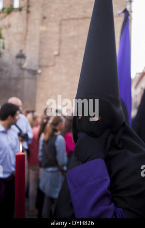 Sevilla, Spanien. 13. April 2014. '' Nazareno'' der Bruderschaft namens '' San Bernardo'' während der Parade zur Kathedrale Heiligen mittwochs. Sevilla, Spanien, 16 April, 2014.Photo: Daniel Gonzalez Acuna/NurPhoto © Daniel Gonzalez Acuna/NurPhoto/ZUMAPRESS.com/Alamy Live-Nachrichten Stockfoto